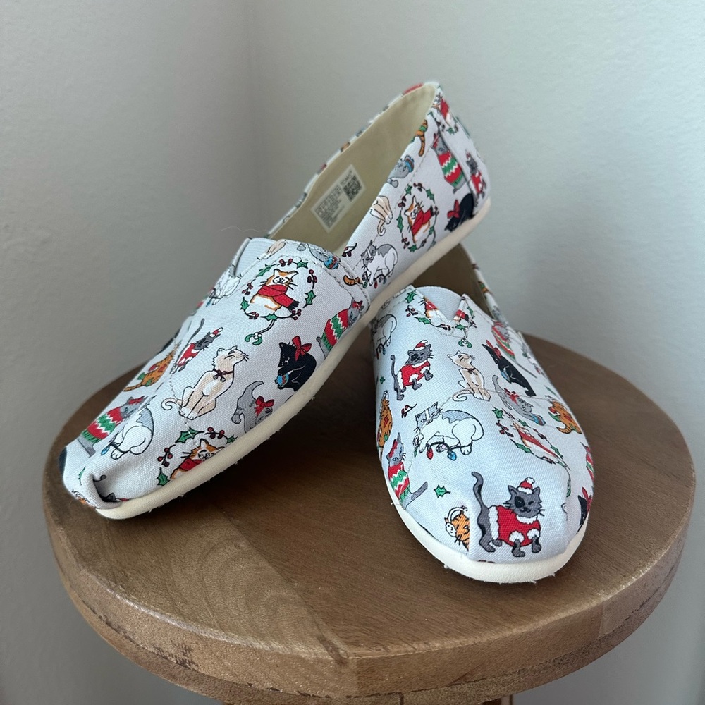 TOMS Classic Slip-On Flats – Holiday Cats Christmas Print – Size 9 – NWOT/NWOB